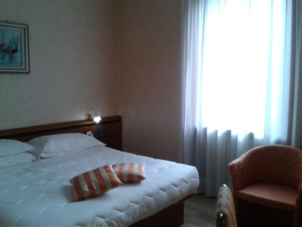 Hotel Villa Delle Ortensie Sant'Omobono Imagna Habitación foto
